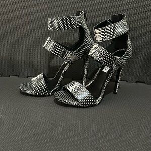 Steve Madden Mira Blk/Wht 4-Inch heels